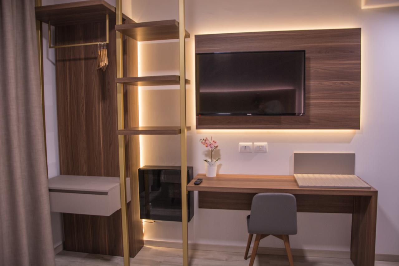 8room Hotel 4*