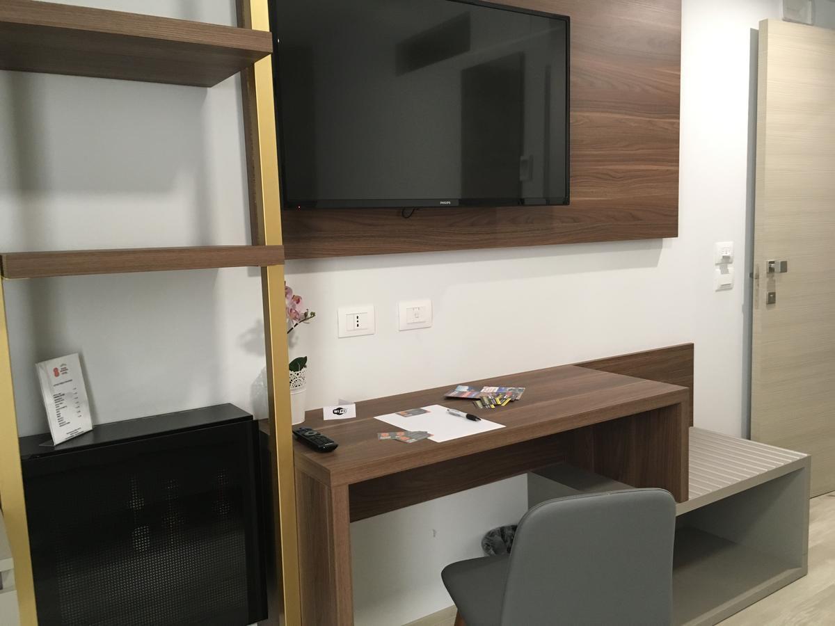 8room Hotel 4*